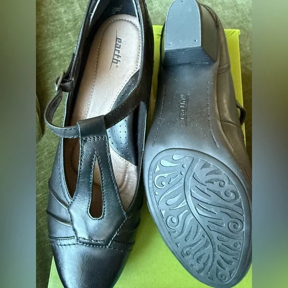 Earth Women's Black Leather Cutout Pumps. - Picture 2 of 6